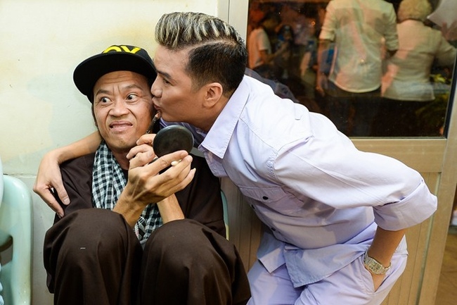 Hoài Linh và Đàm Vĩnh Hưng vốn có quan hệ thân thiết. &#34;Ông hoàng nhạc Việt&#34; thường xuyên dành cho đàn anh những cử chỉ nồng thắm. Mới đây nhất, trong hậu trường liveshow của Phi Nhung, Đàm Vĩnh Hưng đã&nbsp;hôn lên má Hoài Linh khiến danh hài có biểu cảm khá đặc biệt.&nbsp;