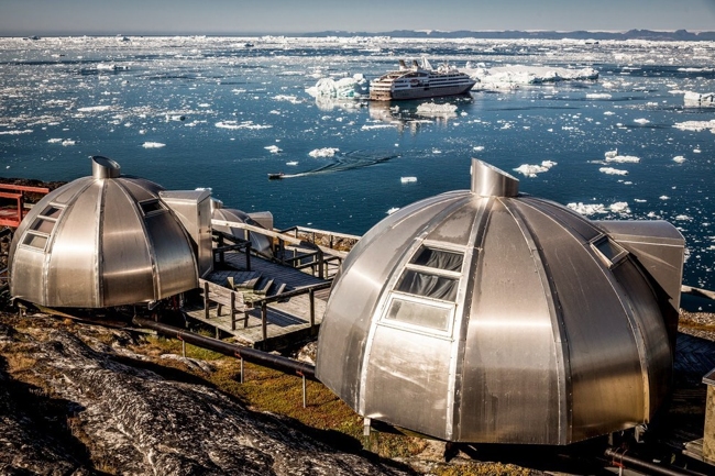 Du khách được nghỉ dưỡng trong khách sạn Bắc Cực 4 sao ở Greenland, ngắm nhìn vùng biển Bắc Cực lạnh giá và thưởng thức ẩm thực mang hương vị riêng của Greenland.