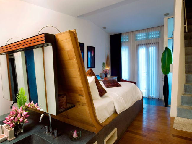 Phòng ngủ của khách sạn chỉ rộng khoảng 33m2 với giường ngủ thiết kế hiện đại, phòng tắm gạch terrazzo có ánh sáng tự nhiên từ khu vườn phía sau.