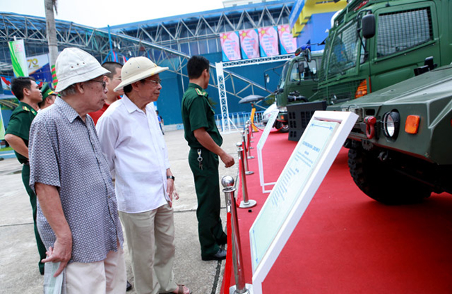 Gian hàng của Bộ Quốc phòng ngoài sân của triển lãm thu hút đông khách tham quan do có nhiều dòng xe đặc chủng mà nhiều người chưa từng nhìn thấy.