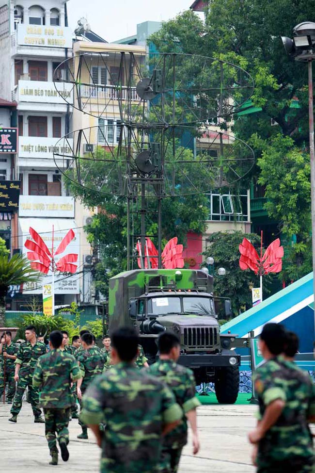 VRS - M2D &#40;sản xuất ở Việt Nam&#41; là đài ra-đa cảnh giới tầm trung, cơ động cao, dùng để phát hiện các mục tiêu trên không trong vùng phủ sóng của đài và cung cấp thông tin cho các tổ hợp tên lửa phòng không.