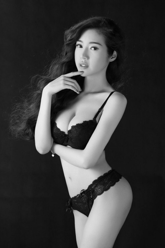 Elly Trần từng tâm sự rằng trong lần đầu cô nhận lời chụp ảnh ở nước ngoài, &#34;mẹ thì chửi, ba quyết định&nbsp;không nhìn mặt&#34;.&nbsp;