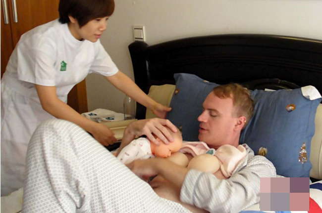 Ở Trung Quốc đang diễn ra một khóa học &#34;ở cữ&#34;&nbsp;10 ngày dành cho quý ông. Mục đích của lớp học này nhằm giúp cánh mày râu hiểu được nỗi&nbsp;vất vả một người mẹ vừa sinh con phải&nbsp;trải qua.