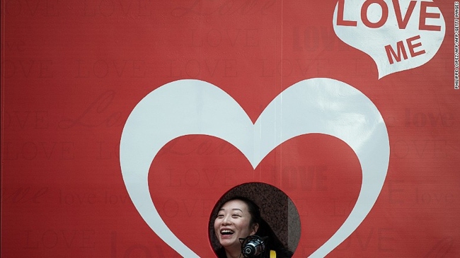 Singles’ Day – ngày lễ dành cho người độc thân ở Trung Quốc được tổ chức vào ngày 11.11 hàng năm để đối chọi với Valentine&#39;s Day &#40;Lễ tình nhân&#41;. Trong ngày này, các mặt hàng giảm giá cực lớn từ thực phẩm, thời trang, đồ điện tử, gia dụng, mỹ phẩm, đồ trang sức.