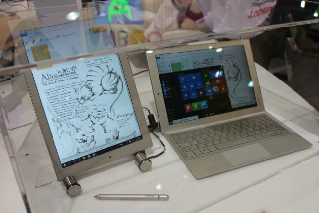 Cuối cùng là mẫu máy tính Dynabook. Sản phẩm này được đánh giá nghiêng về ý tưởng nhiều hơn, thể hiện tầm nhìn phát triển thiết bị 2 trong 1 của Toshiba.
