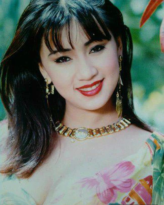 Y Phụng tên thật là Nguyễn Mỹ Thể. Vốn xuất thân từ một gia đình có truyền thống làm nghệ thuật, Y Phụng được coi là thế hệ vàng của điện ảnh thị trường cùng Lý Hùng, Việt Trinh, Diễm Hương...&nbsp;
