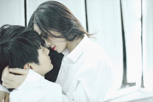Cho đến những MV gần đây, với hầu hết là những cảnh ôm ấp, tình cảm của cả hai.