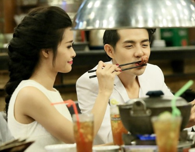 Sau khi nhận được sự ủng hộ từ người hâm mộ, cặp đôi không còn ngại ngùng khi bày tỏ tình cảm dành cho nhau trước chốn đông người.