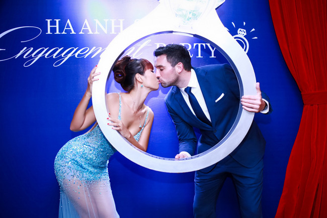 Tháng 6 vừa qua, 2 người đã làm lễ đính hôn và trang cá nhân của Hà Anh luôn ngập tràn những hình ảnh, lời nói lãng mạn, hạnh phúc.&nbsp;