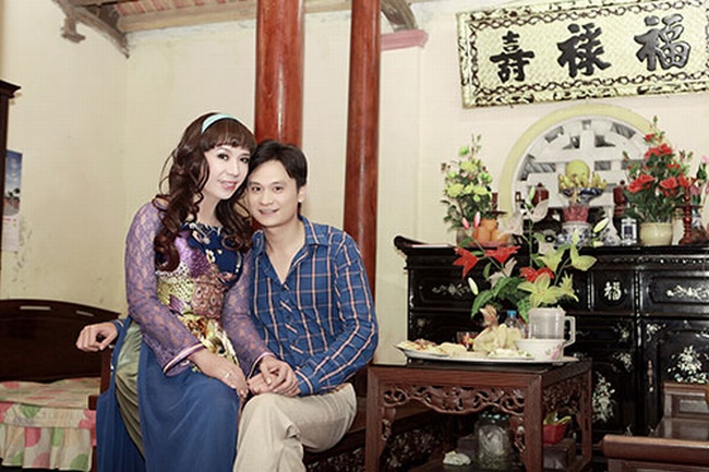 Long Nhật diện áo dài, tình tứ cùng nam diễn viên Công Dũng trong một sản phẩm âm nhạc chào năm mới của Long Nhật.