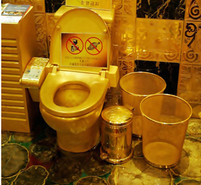 Chiếc bồn cầu mạ vàng sẽ khiến bạn không nỡ ngồi lên nó.