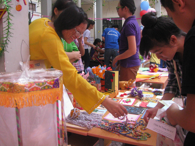 Sinh viên Trường Đại học Xây dựng vẽ tranh chipi cho các bé.