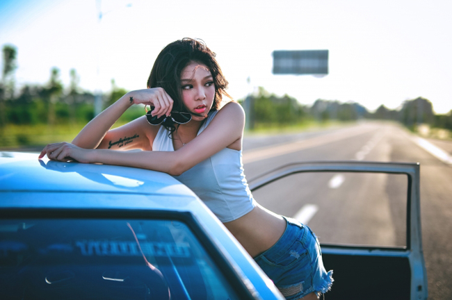 Ngây ngất trước đường cong sexy của người đẹp bên xe - 7