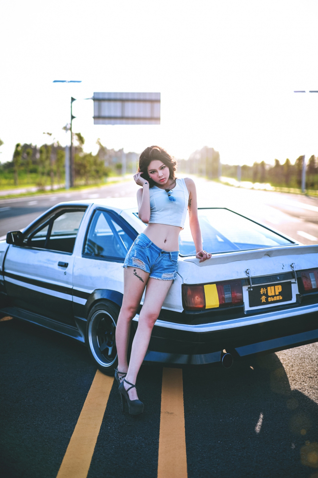 Trong bộ đồ quần short và áo crop top rất khỏe khoắn