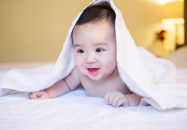 Vy Oanh cho biết, từ ngay có bé Benjamin, cả nhà cô lúc nào cũng rộn ràng tiếng cười.