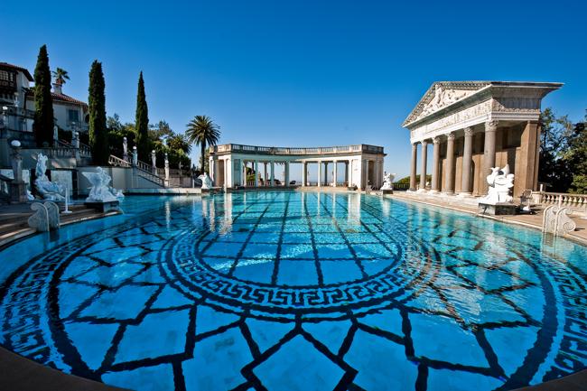 Là một trong những biệt thự xa hoa nhất thế giới, Hearst Mansion nằm ở Bradbury, California, Mỹ với giá 135 triệu đô. Hearst Mansion có 20 phòng ngủ, 30 phòng tắm, có thư viện 2 tầng, phòng chiếu phim 3D, hầm rượu 2.000 chai, garage chứa được 10 xe ô tô. Căn nhà này từng xuất hiện trong phim &#34;Bố già&#34; nổi tiếng.