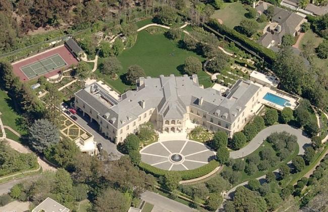 The Manor tọa lạc ở bang Los Angeles, được xây dựng theo phong cách Pháp với 120 phòng, 1 thư viện, 1 nhà bếp có thể nấu ăn cho gần 1.000 người, quán bar, phòng chơi bowling và khu vực nhà ở cho toàn bộ nhân viên. Hiện nay, biệt thự xa hoa nhất thế giới này thuộc sở hữu của Petra Stunt, con gái của Bernie Ecclestone, ông trùm đường đua Công thức 1. &nbsp;&nbsp;&nbsp;