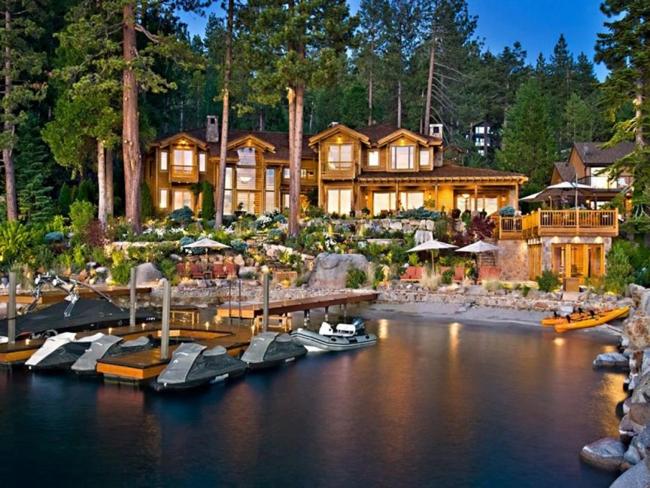 Ellison Estate ở Woodside, California, Mỹ thuộc sở hữu của Larry Ellison, CEO hãng phần mềm Oracle. Larry chi khoảng 200 triệu đô biệt thự siêu sang này theo phong cách Nhật Bản, với 10 tòa nhà, 1 hồ nhân tạo, 1 hồ cá. Tuy nhiên, gần đây biệt thự này chỉ được định giá hơn 70 triệu đô.