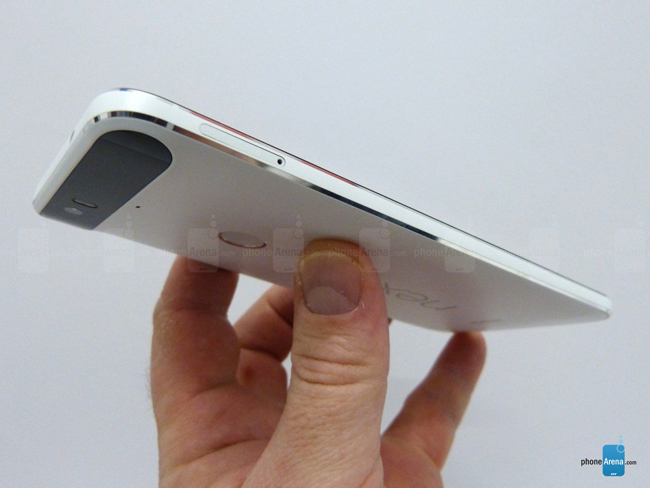 Máy có kích thước 159.3 x 77.8 x 7.3 mm, trọng lượng 178g. Như vậy Nexus 6P mỏng hơn “phiên bản tiền nhiệm” là 3mm.