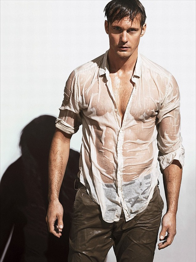Skarsgård hiện là Đại sứ Mỹ cho đội tuyển Mỹ khi cùng đến Nam Cực với đội Anh do Hoàng tử Harry làm Đại sứ. Chuyến đi nhằm quyên góp tiền cho những thương binh trong chiến tranh tại các nước này vào giữa tháng 12 năm 2013.
