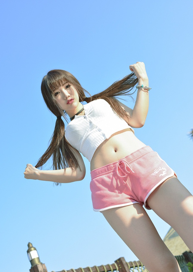 Tuy vậy, Mộ Mộ vẫn không chểnh mảng việc học hành. Việc nào ra việc nấy, hot girl gợi cảm này không bỏ ngang hay bảo lưu kết quả mà luôn cố gắng hoàn thành việc học của mình.