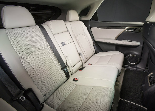 Mỗi chi tiết trong nội thất Lexus RX không chỉ đảm bảo được yếu tố thẩm mỹ mà còn thể hiện được tính thực tiễn của nó.