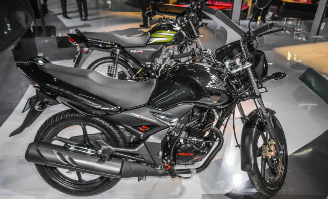 Kế hoạch cho CB Unicorn 2016 tái xuất hiện trở lại đã được Honda thể hiện rõ khi đưa mẫu xe này trưng bày ở Auto Expo 2016. Dù không có thay đổi về đồ họa nhưng CB Unicorn nhìn vẫn rất trẻ trung, hiện đại.