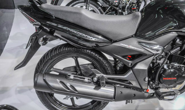 Xe đã bắt đầu được bán trong tháng 6.2016 ở Ấn Độ. Trước đấy, CB Unicorn 150cc từng rất ăn khách với 142.702 xe được bán, tăng 27% kể từ tháng 6.2015. Doanh số bán hàng của xe tay côn này thậm chí còn vượt xa so với mẫu xe ga của Honda.