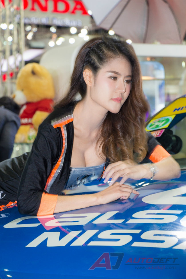 Lãng mạn trên nắp ca-pô xe.