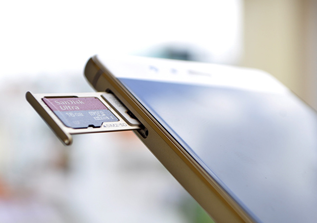 P9 hỗ trợ 2 SIM 2 sóng, trong đó có 1 khe SIM đồng thời dùng để lắp thẻ nhớ microSD. Do đó, người dùng chỉ có thể dùng P9 ở chế độ 2 SIM không thẻ nhớ, hoặc chế độ 1 SIM kèm thẻ nhớ.