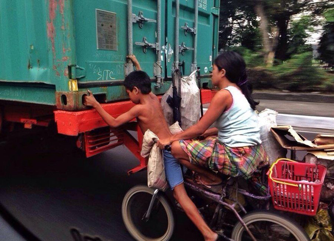 Bám chắc vào đấy, tuột tay là mẹ con mình &#34;đo đường&#34; đấy nhé.