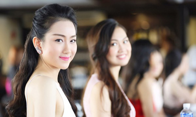 Nhiều người nhận xét, cô gái này có gương mặt phúc hậu, khá giống hoa hậu Nguyễn Thị Huyền.&nbsp;