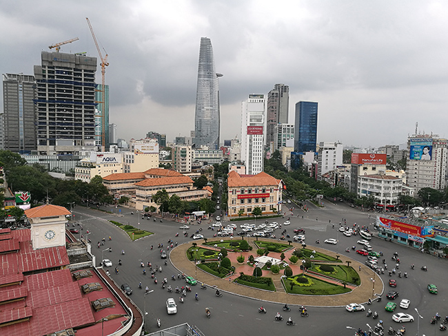 Ảnh chụp từ trên cao xuống khu vực chợ Bến Thành &#40;TP.HCM&#41; lúc xế chiều.