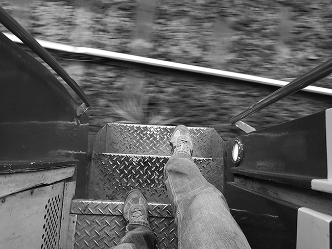 Một ảnh chụp thực tế bằng camera sau của P9 ở chế độ&nbsp;Monochrome, trên một chiếc tàu đang chạy.