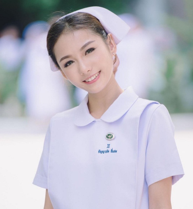 Rất nhanh chóng, thông tin về hot girl y tá&nbsp;Namkhing Kanyapak cũng được cư dân mạng truyền tay nhau.&nbsp;