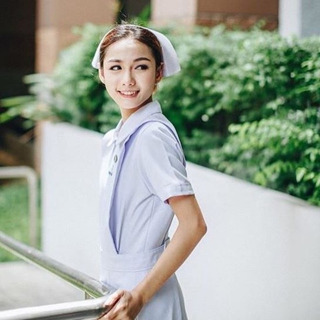 Qua những bức ảnh&nbsp;Namkhing Kanyapak, mọi người có thể dễ dàng nhận ra hot girl y tá này rất thân thiện.&nbsp;
