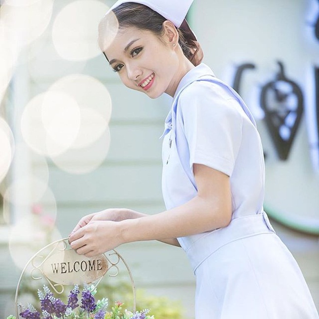 Namkhing Kanyapak sở hữu một khuôn mặt xinh đẹp với các đường nét hài hòa. Đặc biệt nụ cười của cô nàng có thể &#34;đốn gục&#34; người đối diện chỉ trong chớp mắt.&nbsp;