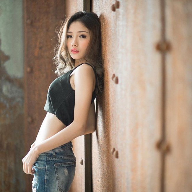 Namkhing Kanyapak xinh đẹp&nbsp;trong một set đồ trẻ trung, phong cách.
