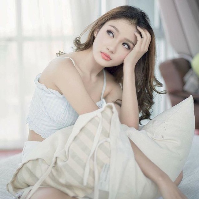 Nhiều người cho rằng&nbsp;không cần phải cởi đồ, những bức ảnh của nữ y tá&nbsp;Namkhing Kanyapak cũng có thể khiến họ bị hút hồn bởi vẻ đẹp tự nhiên của cô nàng.&nbsp;