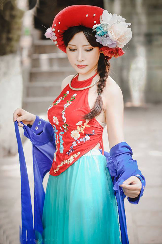 Nàng Cám đanh đá, sắc sảo diện trang phục sặc sỡ và được trang điểm đậm hơn.&nbsp;