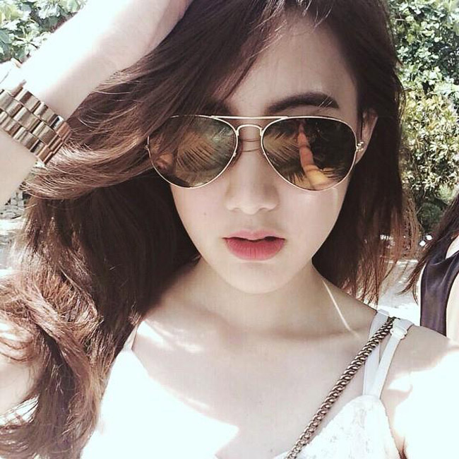 Cô có tên tiếng Việt là Nguyễn Mai Chi, sống tại&nbsp;Lào cùng bố mẹ từ nhỏ.&nbsp;