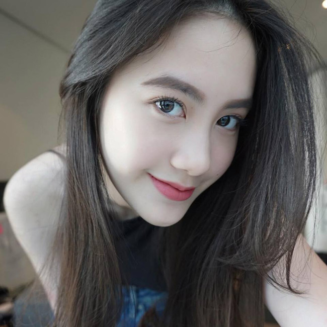 Ngay từ khi còn tuổi teen, Mai Chi đã nổi tiếng khắp nước Lào bởi vẻ đẹp đúng chuẩn hot girl: mắt to, da trắng, gương mặt V-line.&nbsp;