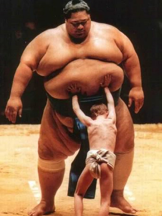 Chú đứng sang bên kia để anh lấy tinh thần đã nào.