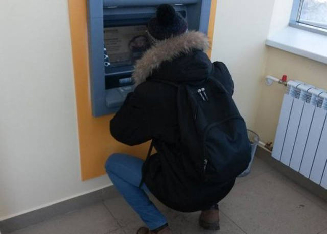 Cây ATM không dành cho những người cao.