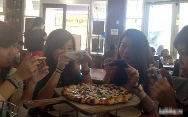 Chụp nhanh lên còn ăn nào, đói bụng quá rồi.