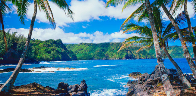 Nằm trên quần đảo Hawaii, hòn đảo Maui hớp hồn du khách bằng những bãi biển đẹp nhất thế giới, như bãi biển hình lưỡi liềm Wailea hay bãi biển cát đen Waianapanapa. Nơi đây cũng có nhiều hồ nước đẹp và phong cảnh núi non hùng vĩ.