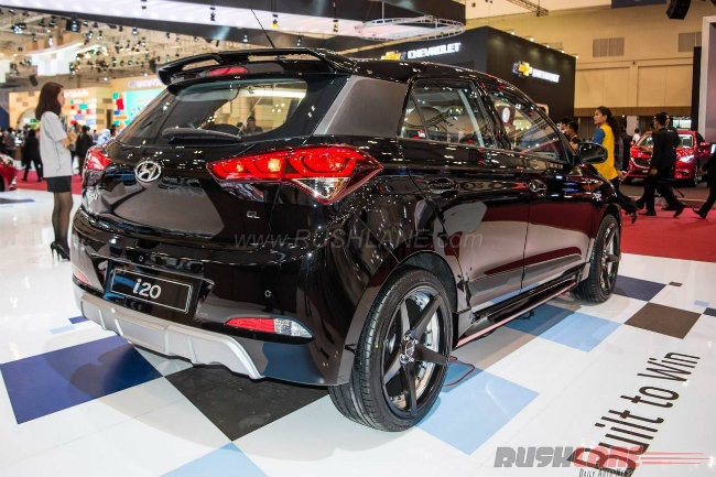 Các tính năng cao cấp khác của xe như hệ thống chống bó cứng phanh &#40;ABS&#41;, phân bổ lực điện tử &#40;EBD&#41;, gương gập chỉnh điện, điều hòa nhiệt độ và có lỗ thông hơi điều hòa ở phía sau.