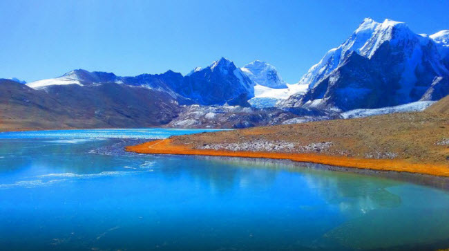 Hồ Gurudongmar là một trong những địa điểm hấp dẫn nhất trong tour thăm quan tới bang Sikkim, Ấn Độ. Ngoài phong cảnh hồ tĩnh lặng, du khách có thể khám phá vẻ đẹp hùng vĩ và bí hiểm của&nbsp;các dãy núi xung quanh.