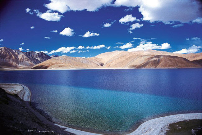 Nằm ở độ cao 4.350m trên dãy Himalayas, hồ Pangong Tso có chiều dài 134 km phân tách biên giới giữa Ấn Độ và Tây Tạng.