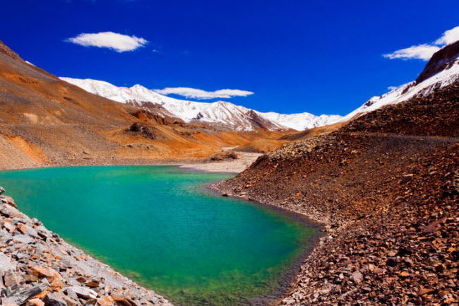 Hồ Suraj Tal nằm giữa thung lũng Lahaul và Spiti ở Ấn Độ. Những người theo đạo Hindu tin rằng đây là nơi sinh ra thần Mặt trời.